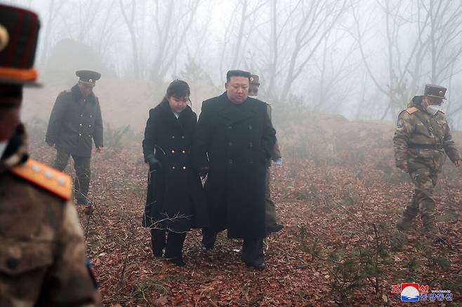 김정은 조선노동당 총비서 겸 국무위원장이 “전술핵공격을 모의한 탄도미사일발사훈련”을 포함한 “핵반격가상종합전술훈련”을 지도했다고 20일 <노동신문>이 보도했다. 북한 매체가 공개한 사진을 보면, 김 총비서의 현지지도에는 지난 16일 ‘화성포-17’형 발사에 이어 딸 김주애양이 동행했다. 조선중앙통신 연합뉴스