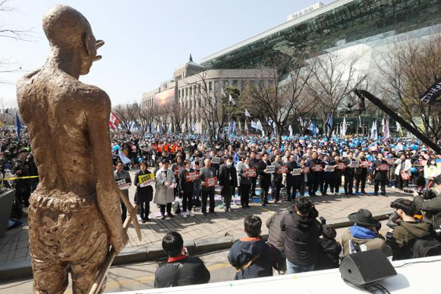 한일역사정의평화행동 관계자, 이재명 더불어민주당 대표 등 참석자들이 18일 오후 서울 중구 서울광장에서 열린 '대일 굴욕외교 규탄 범국민대회'에서 구호를 외치고 있다. 뉴시스