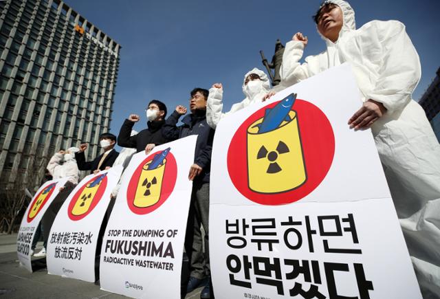 환경운동연합, 시민방사능감시센터 활동가들이 16일 오전 서울 광화문광장에서 '후쿠시마 오염수 해양 방류 말고 장기 보관, 대통령은 일본 정부에 요구하라' 기자회견을 하고 있다. 뉴시스