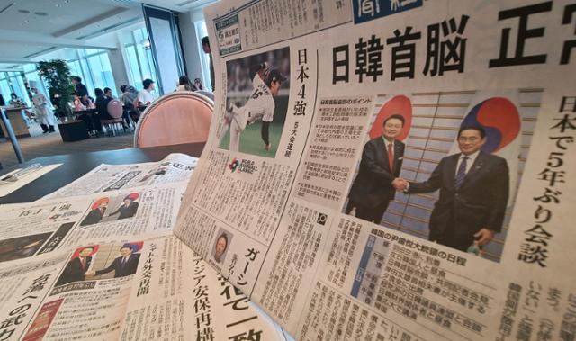 17일 일본 현지 신문들이 윤석열 대통령과 기시다 후미오 일본 총리의 한일 정상회담 소식을 전하고 있다. 도쿄=뉴시스