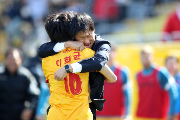 광주FC 이정효 감독이 18일 인천유나이티드전에서 골을 터뜨린 이희균을 안아주고 있다. 사진=프로축구연맹