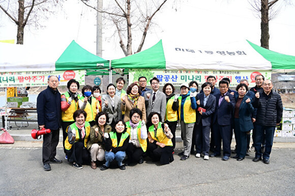 동구여성단체협의회 회원들과 윤석준 동구청장, 관계자들이 팔공산미나리 팔아주기 행사를 위해 화이팅을 하고 있다. [사진=동구청]