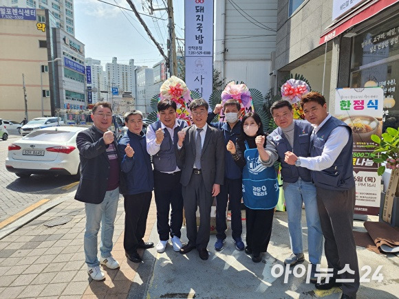 최송희 부산광역시소상공인연합회 회장(왼쪽 세 번째)이 지난 16일 부산광역시 동래구 안락동에 있는 한 밀면 전문점에서 취약계층을 위한 밀면 나눔 봉사활동을 펼친 뒤 참석자들과 파이팅을 외치고 있다. [사진=박성현 기자]