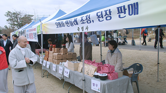 지난 18일 포항 철길숲에서 '튀르키예 지진 피해자 돕기 바자회'가 열리고 있다. [사진=포항불교사암연합회]