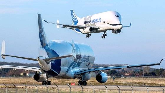 에어버스의 초대형 화물기 벨루가 두 대가 프랑스 남서부 툴루즈 블라냐크 공항을 뜨고 내리고 있다. [AFP=연합뉴스]