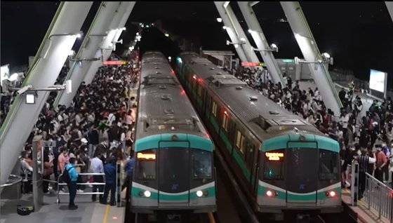 19일 대만 남부 가오슝에서 열린 블랙핑크 월드투어 콘서트가 끝난 후 지하철역에 몰린 팬들. 사진 가오슝MRT 페이스북 캡처