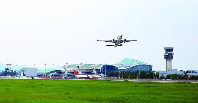 전남 무안군 무안국제공항. 지난 15일부터 무안공항을 통해 입국하는 동남아시아 3개 나라 단체관광객들은 비자없이 15일 동안 머물 수 있게 됐다. 전남도제공.