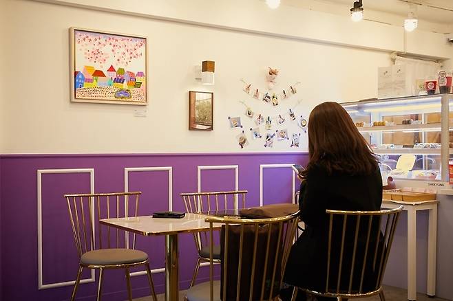 서울 서초구 방배동의 한 커피숍에 ‘청년 갤러리’에 선정된 박성연 작가의 ‘희망1’이 전시돼 있다. 서초구 제공