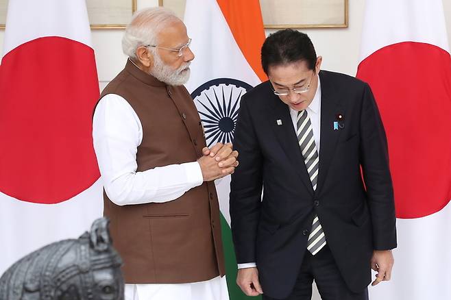 나렌드라 모디 인도 총리(왼쪽)가 20일 기시다 후미오 일본 총리와 이야기를 나누고 있다.  EPA연합뉴스