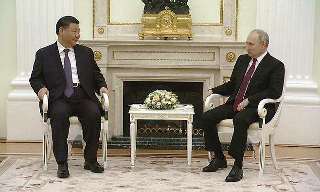 시진핑 중국 국가주석(왼쪽)이 블라디미르 푸틴 러시아 대통령과 20일(현지시간) 모스크바 크렘린궁에서 회담을 하고 있다. AP연합뉴스