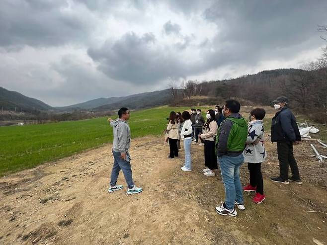 하늘목장에 조성된 13만2000㎡(약 4만평) 규모의 밀밭이 발아래에 펼쳐지고 있다(경북도 제공) 2023.03.20. 