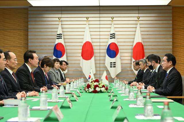 윤석열 대통령과 기시다 후미오 일본 총리가 16일 도쿄 총리 관저에서 한일 확대정상회담을 하고 있다. 뉴시스