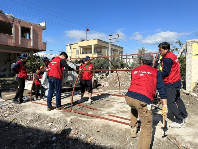 NCMN 왕의기업이 최근 튀르키예 오스마니예주에서 지진으로 가족과 터전을 잃은 가정을 방문해 임시로 거주할 텐트를 설치하고 있다. NCMN 제공