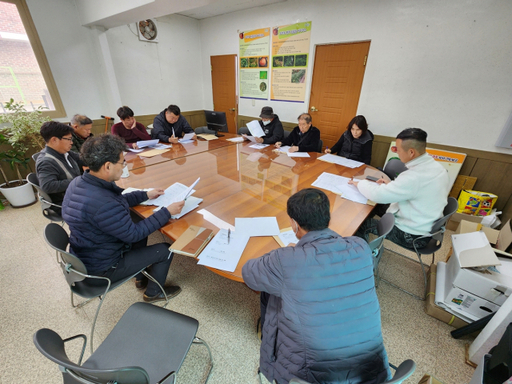 광주시 퇴촌 토마토 축제위원회가 축제 표어를 심의하고 있다. 광주시 제공