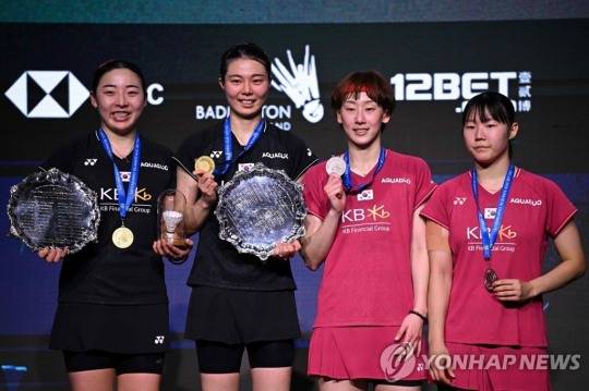 우승한 김소영-공희용(왼쪽)과 준우승한 백하나-이소희[AFP=연합뉴스]