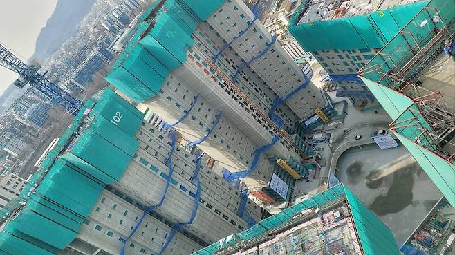 ▲서울 한 아파트 건설현장 내 타워크레인 위 조종석(캐빈)에서 내려다보이는 건설현장. 민주노총 건설노조 제공