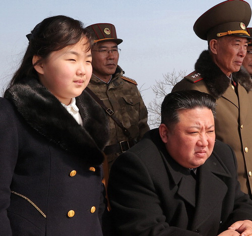 딸 김주애와 '핵반격 가상 종합전술훈련'을 참관한 김정은 국무위원장(오른쪽).  【연합뉴스】