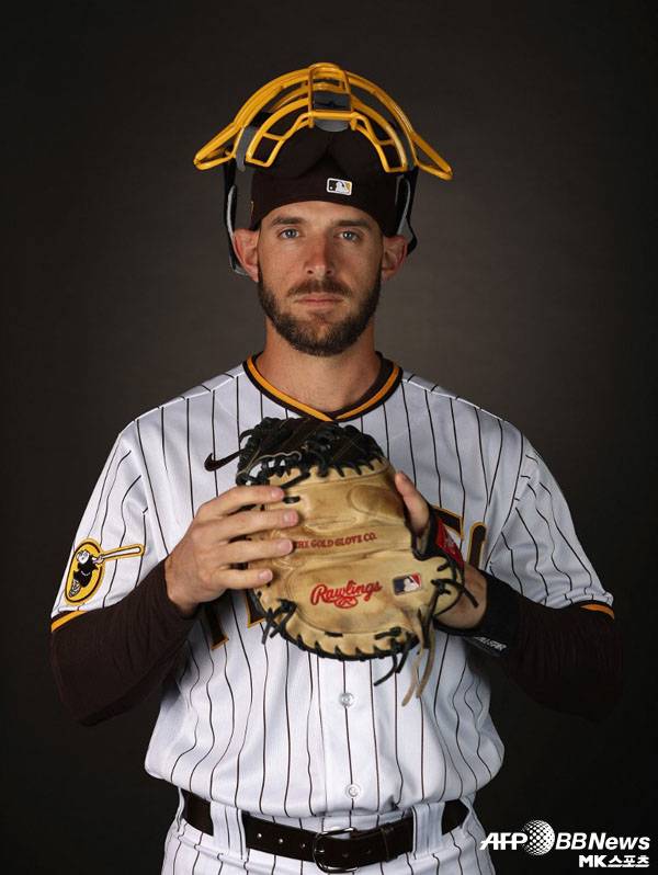 샌디에이고 포수 놀라가 경기 도중 얼굴에 사구를 맞고 교체됐다. 사진=ⓒAFPBBNews = News1