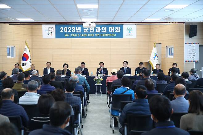 이상철 곡성군수는 지난 13일 곡성읍을 시작으로 11개 읍·면을 순회하며 군민에게 2023년 군정방향에 대해 설명하는 시간을 가졌다. /곡성군