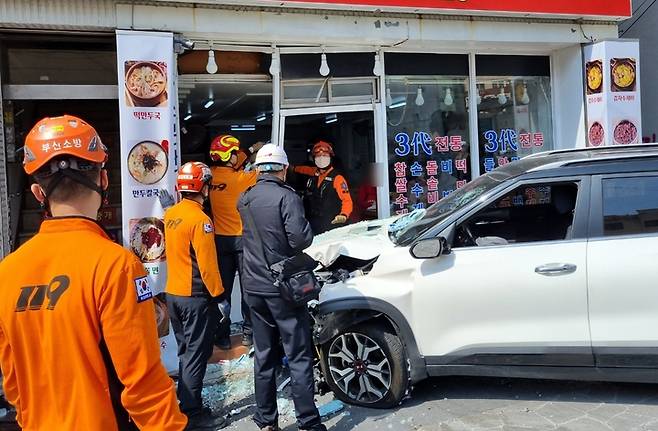 [부산=뉴시스] 20일 부산 부산진구의 한 도로에서 주행하던 SUV차량이 행인 3명을 친 뒤 인근 식당 출입문을 들이받았다. (사진=부산소방재난본부 제공) *재판매 및 DB 금지