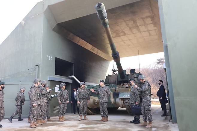 [서울=뉴시스] 김근수 기자 = 김승겸 합참의장이 3일 강원도 3군단 예하 포병대대에서 적 도발 대비 화력운용태세 현장을 점검하고 있다. (사진= 대한민국 합동참모본부 제공) 2023.03.03. photo@newsis.com *재판매 및 DB 금지