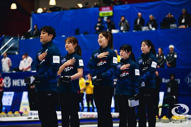 [서울=뉴시스] 19일(현지시간) 스웨덴 산드비켄에서 열린 2023 여자컬링 세계선수권대회에 참가한 여자컬링 국가대표팀. (사진=세계컬링연맹(WCF) 제공) 2023.03.20. photo@newsis.com *재판매 및 DB 금지