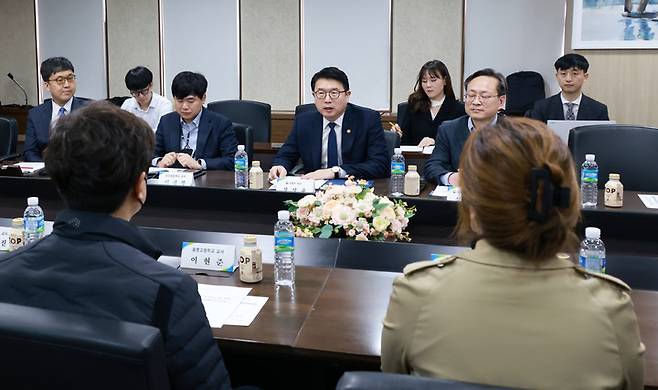 [서울=뉴시스] 장상윤 교육부 차관이 서울 영등포구 한국교육시설안전원에서 '디지털 기반 교육혁신 위한 교원간담회'를 주재하고 있다. (사진=교육부 제공) 2023.03.20. photo@newsis.com *재판매 및 DB 금지