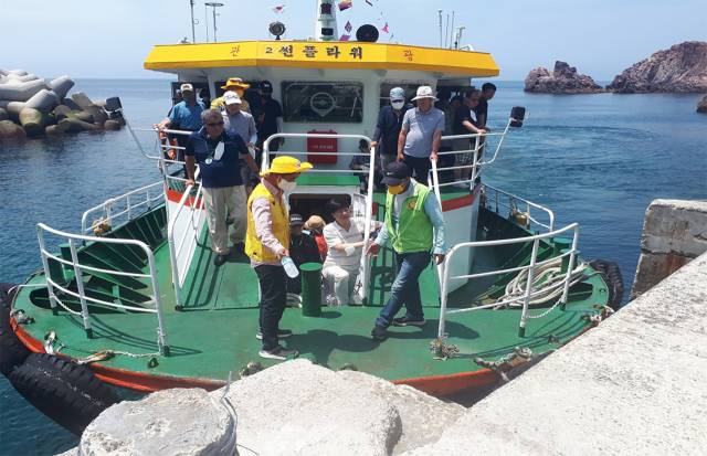 ▲전남형 예비마을기업 활동, 신안 홍도유람선협업주식회사 마을기업이 유람선 관광사업을 통해 지역 관광문화 활성화에 기여하고 있다.ⓒ전라남도 제공