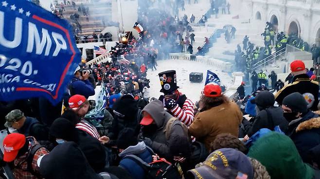 미 의사당 난입한 트럼프 지지자들