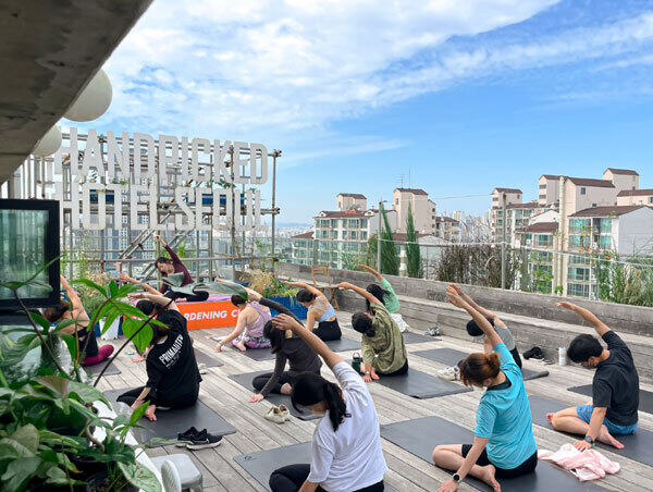 서울가드닝클럽의 공유정원에서 참가자들이 요가수업을 듣고 있다. 서울가드닝클럽 제공