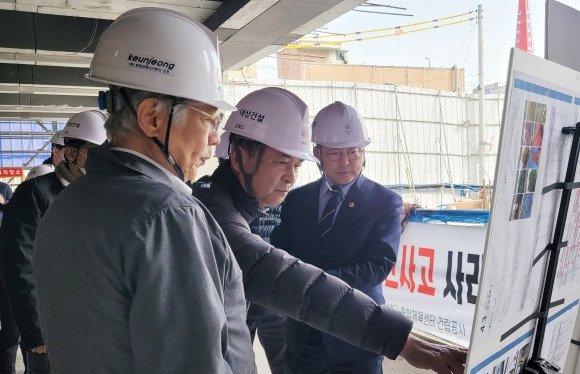 지난 17일 강북 예술교육센터를 방문해 현장상황을 점검한 이용균 의원