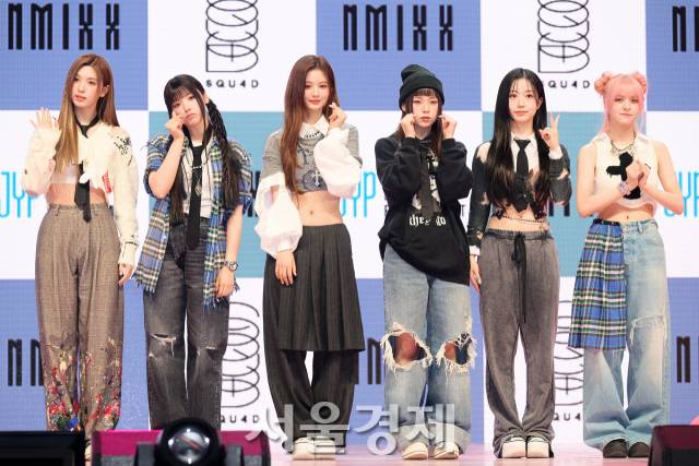 그룹 엔믹스(NMIXX)가 20일 오후 서울 광진구 예스24라이브홀에서 열린 미니 1집 ‘엑스페르고(expergo)' 쇼케이스에서 포즈를 취하고 있다. / 사진=김규빈 기자