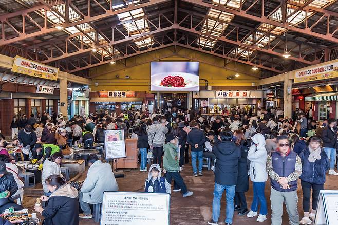 2월24일 충남 예산군 예산상설시장의 장옥 마당은 이곳을 찾은 방문객들로 가득찼다. ⓒ시사저널 최준필