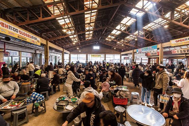 예산상설시장의 장옥 마당은 시장의 먹거리를 즐길 수 있는 장소다. 테이블 대기 시스템을 통해 불편함을 개선할 계획이다. ⓒ시사저널 최준필