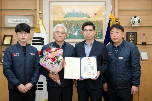 김광열 영덕군수(왼쪽 세 번째)가 ‘2022년 재난대응 안전한국훈련’ 행정안전부 장관 표창을 수상한 김칠성 안전재난건설과장(왼쪽  두 번째) 이하 직원들을 축하하고 있다. 사진제공ㅣ영덕군