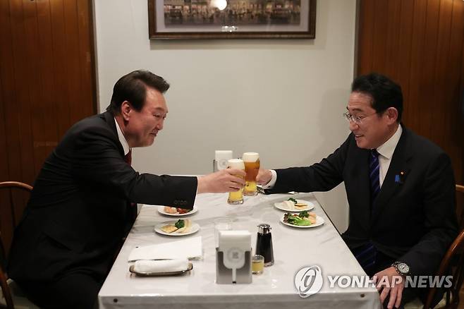 생맥주 건배하는 윤석열 대통령과 기시다 일본 총리 (도쿄=연합뉴스) 안정원 기자 = 윤석열 대통령과 기시다 후미오 일본 총리가 16일 오후 일본 도쿄 긴자의 오므라이스 노포에서 친교의 시간을 함께하며 생맥주로 건배하고 있다. 2023.3.16 jeong@yna.co.kr