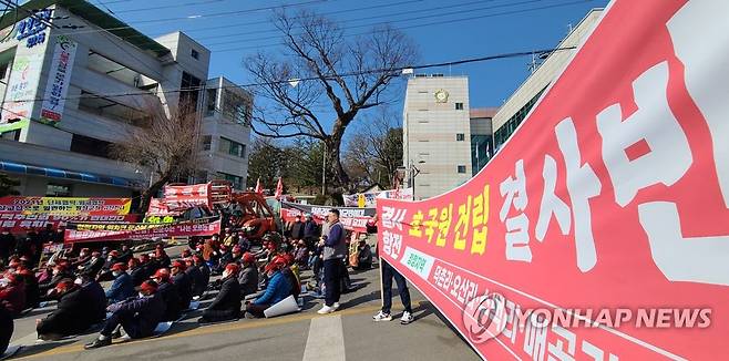 "국립호국원 횡성 유치 철회하라" (횡성=연합뉴스) 이재현 기자 = 국가보훈부(당시 국가보훈처) 공모사업으로 횡성군 공근면 덕촌리 일원이 국립호국원 최종 후보지로 선정된 가운데 지난 6일 지역주민들은 '주민 동의 없이 추진된 하자 있는 사업'이라며 호국원 유치 철회를 요구하고 있다. 2023.3.6 jlee@yna.co.kr