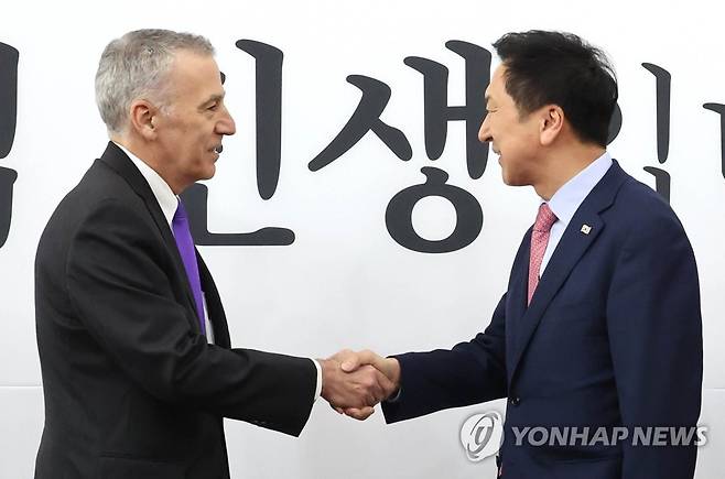 김기현 대표, 주한미국대사 접견 (서울=연합뉴스) 백승렬 기자 = 국민의힘 김기현 대표가 20일 국회를 방문한 필립 골드버그 주한미국대사와 인사하고 있다. 2023.3.20 srbaek@yna.co.kr