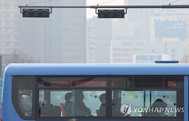 어쨌든 오늘도 씁니다 (서울=연합뉴스) 박동주 기자 = 미세먼지 농도가 '나쁨' 수준을 보인 20일 오전 서울 광화문광장에서 바라본 시내가 뿌연 가운데 대중교통 마스크 착용 의무 해제 첫날인 이날 마스크를 쓰고 버스에 탄 시민들의 모습. 2023.3.20 pdj6635@yna.co.kr