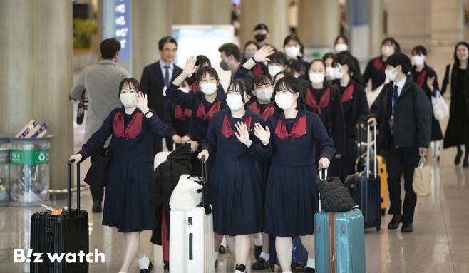 21일 일본 구마모토현에서 한국으로 교육여행을 온 루테루 학원 고등학교 학생들이 인천국제공항으로 입국하고 있다./사진=이명근 기자 qwe123@