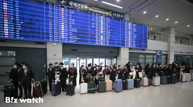 21일 일본 구마모토현에서 한국으로 교육여행을 온 루테루 학원 고등학교 학생들이 인천국제공항으로 입국하고 있다./사진=이명근 기자 qwe123@