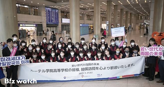 일본 구마모토현에서 한국으로 교육여행을 온 루테루 학원 고등학교 학생들이 21일 인천국제공항에서 열린 환영식에서 기념촬영을 하고 있다./사진=이명근 기자 qwe123@