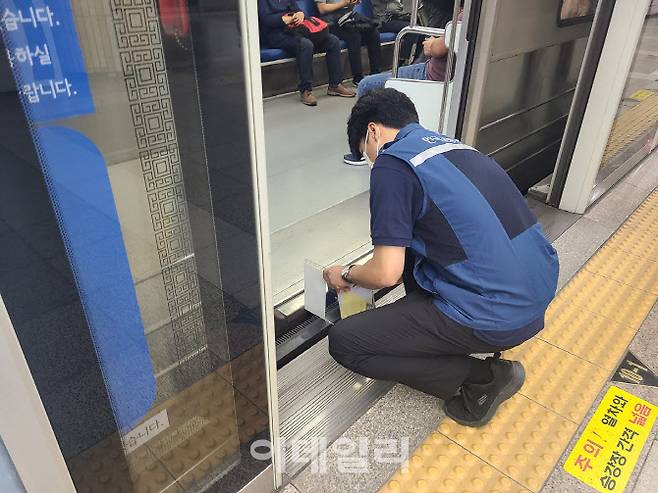 한국교통안전공단 직원이 승강장과 전동차와의 간격, 단차 적정 여부를 점검하고 있다. (사진=한국교통안전공단 제공)