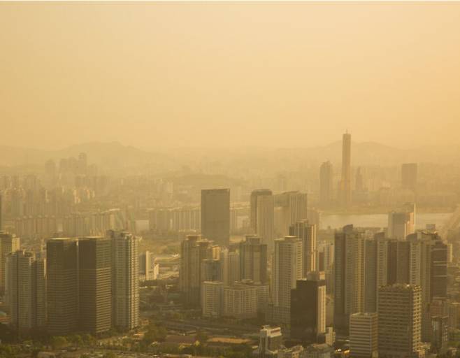 황사 먼지가 심한 봄철에는 호흡기와 소화기의 정상적 방어 기전을 강화시키는 것이 중요하다. [사진=클립아트코리아]