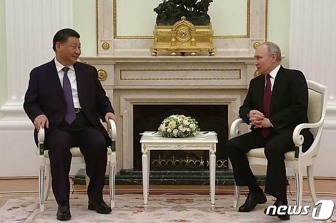시진핑 중국 국가주석과 블라디미르 푸틴 러시아 대통령이 20일(현지시간) 모스크바 크렘린 궁에서 비공식 회담을 하고 있다. ⓒ AFP=뉴스1 ⓒ News1 우동명 기자
