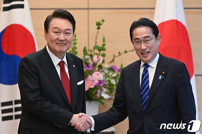 윤석열 대통령(왼쪽)과 기시다 후미오 일본 총리. (대통령실 제공)