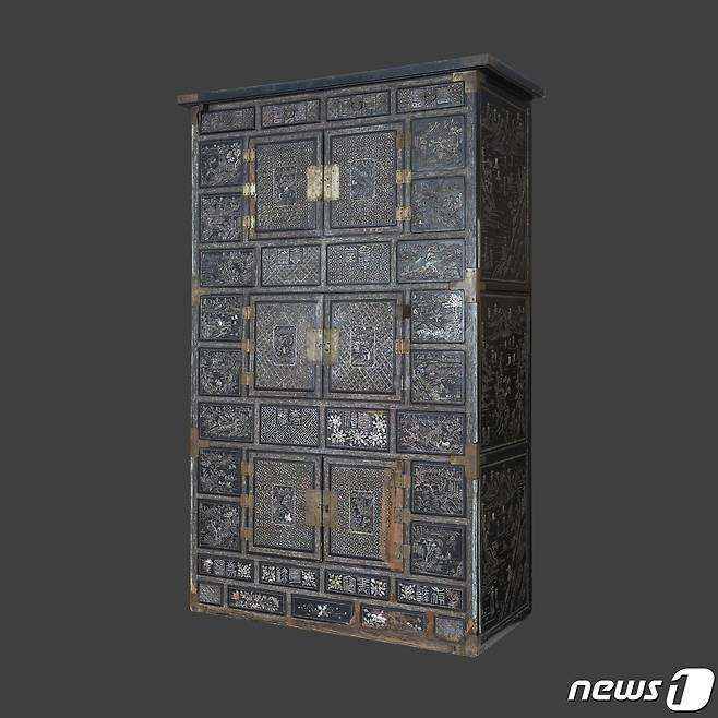 고종이 130여년 전 아펜젤러 선교사에게 선물한 ‘나전흑칠삼층장’. (배재대 제공) /뉴스1