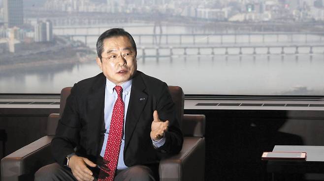 구자열 무역협회장이 17일 서울 삼성동 무역협회 접견실에서 본지와 인터뷰를 갖고 “지금 우리 수출기업은 무역전쟁에서 해외 국가들과 경쟁하고 있다. 해외 국가들은 기관총 나눠주면서 싸우는데 우리는 소총 하나 들고 싸울 순 없다”며 정부의 규제 철폐와 지원을 당부했다. /장련성 기자