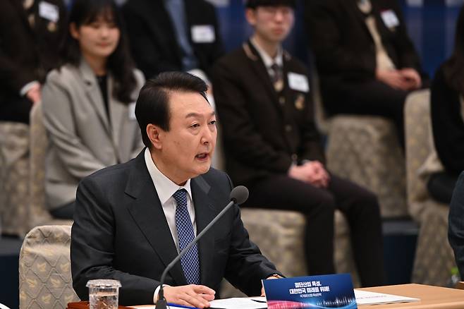 윤석열 대통령이 3월 15일 청와대 영빈관에서 열린 제14차 비상경제민생회의를 주재하고 있다. 이 회의에서 정부는 2042년까지 경기도에 반도체 메가 클러스터를 조성하겠다고 밝혔다. / 뉴스1