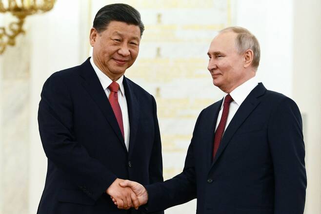 러시아를 국빈 방문한 시진핑 중국 국가주석과 블라디미르 푸틴 러시아 대통령이 21일(현지 시각) 악수하고 있다. /AP